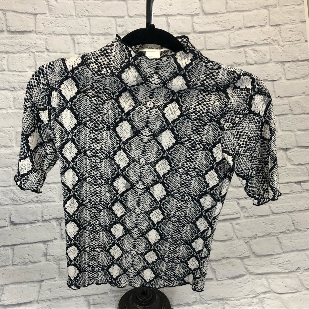 💰Bundle 3/$30 Caution To The Wind Snakeskin black Gray mock turtleneck style M